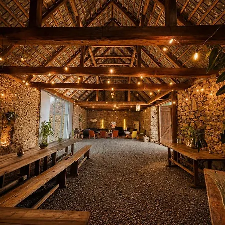 Luxusní stan Glamping Hive By Stream Viska (Plzen-South)