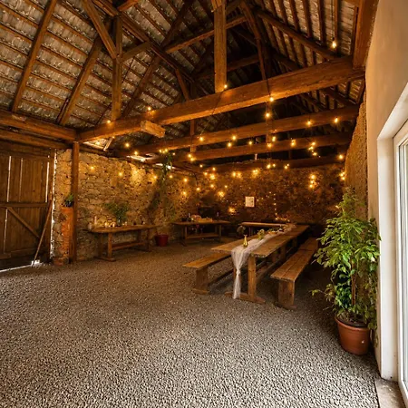 Glamping Hive By Stream Viska (Plzen-South)